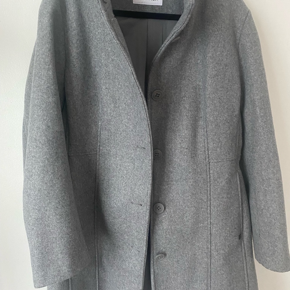 Complete your cold-weather look with this classic coat. This coat is a must!